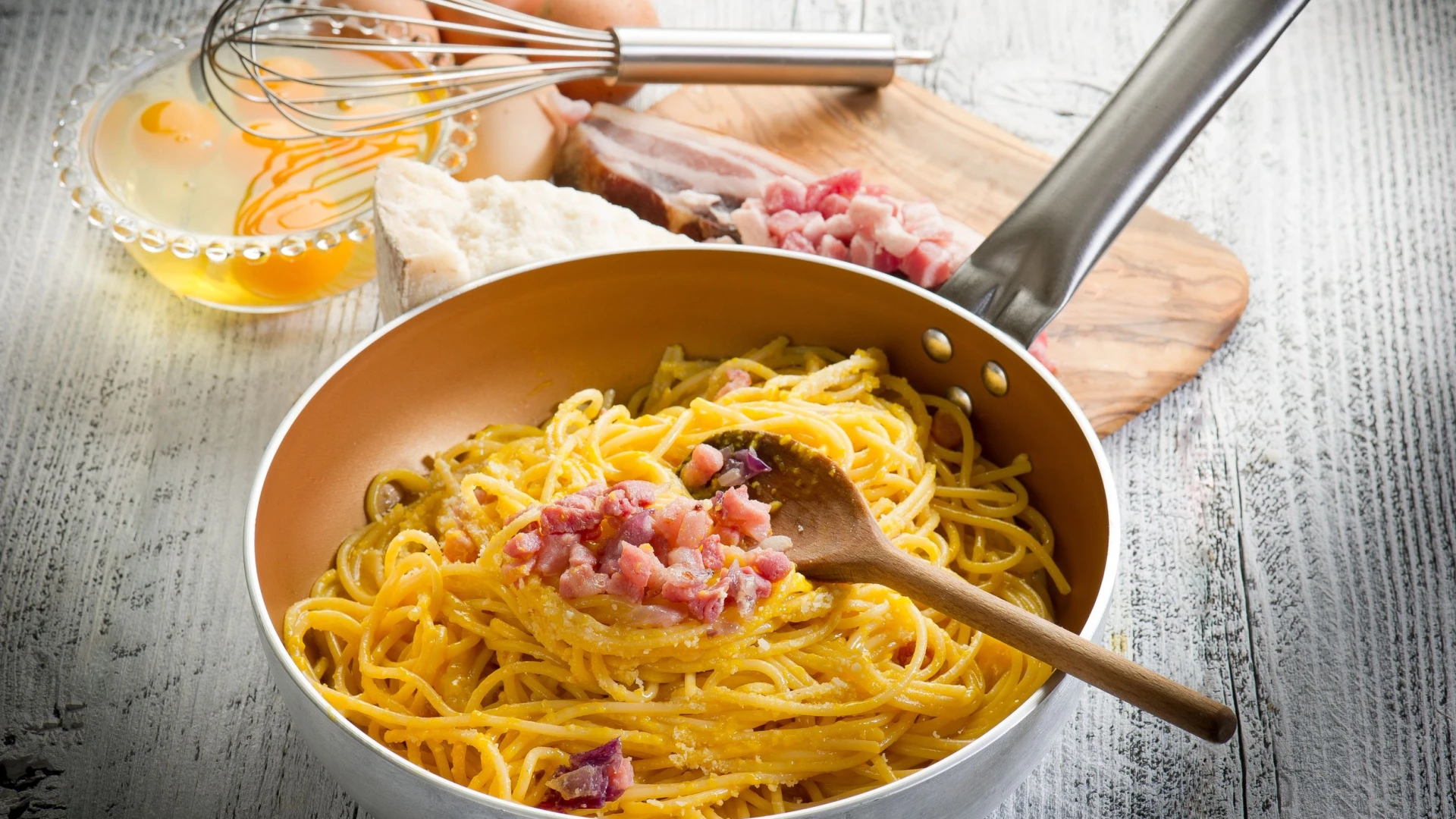 Sei aprile, si celebra oggi il Carbonara Day. Spaghetti, rigatoni e penne i formati per la Carbonara piu’ amati dagli italiani. Per 9 su 10 il tipo di pasta fa la differenza.